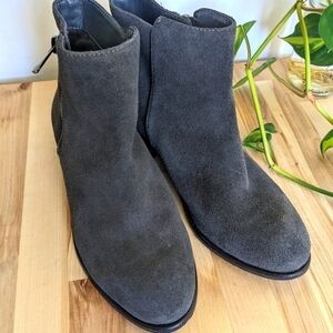 𝅺JESSICA Simpson Grey Suede Leather Booties 6.5 Chelsea side zip